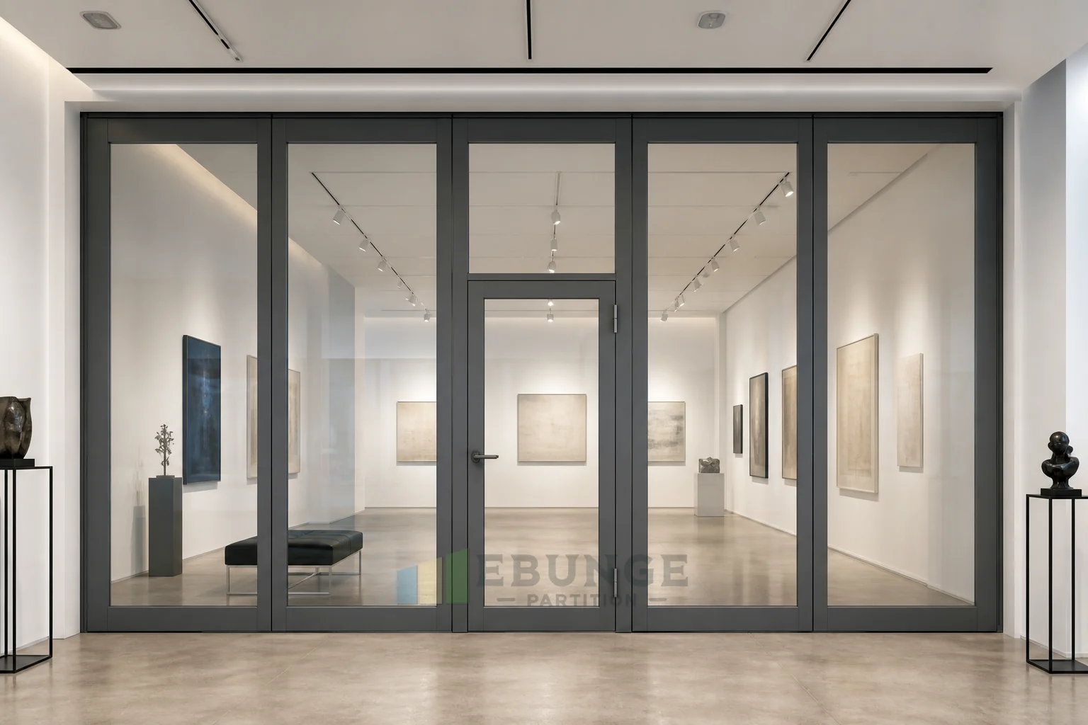 Paredes de Vidro Móveis para Zonas de Briefing em Pavilhões de Exposições — vista de aplicação de abertura, conceito explicativo de parede de vidro móvel EBUNGE