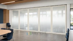 Proteção do Acabamento de Sala Escolar em Branco Quente na Instalação de Parede de Vidro Móvel