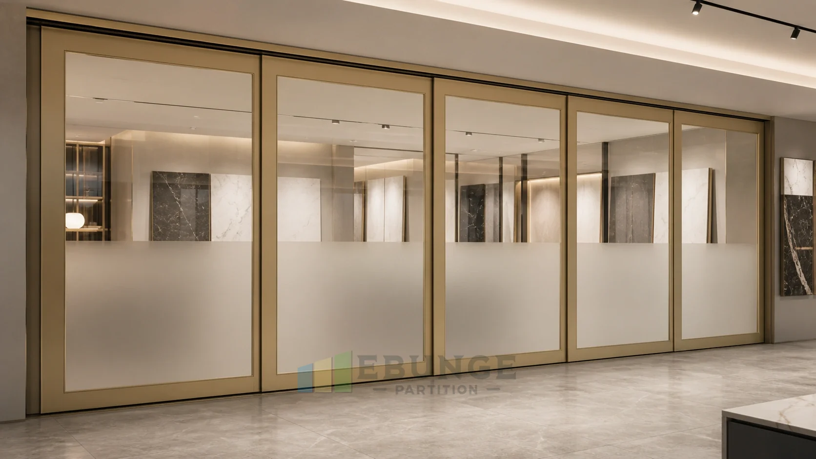 Caixilhos de Showroom de Design Champanhe para Interiores com Parede de Vidro Móvel — vista explicativa da aplicação de abertura, conceito de parede de vidro móvel EBUNGE