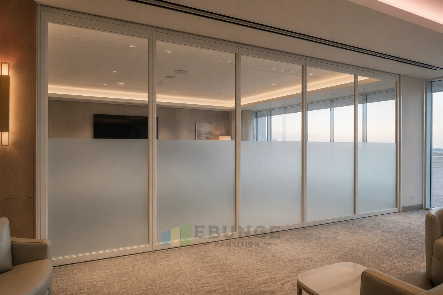 Configuração da área de treinamento para a entrega de parede de vidro móvel — detalhe de aplicação comercial, conceito explicativo de parede de vidro móvel EBUNGE